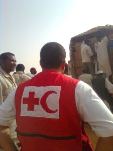 Sudan Røde Halvmåne  deler ut pakker til flom rammede
